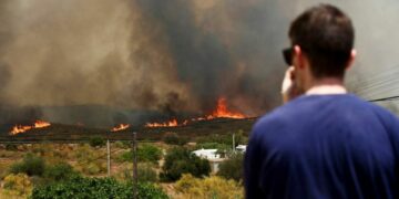 Incendios desbordan España y Francia: miles evacuados