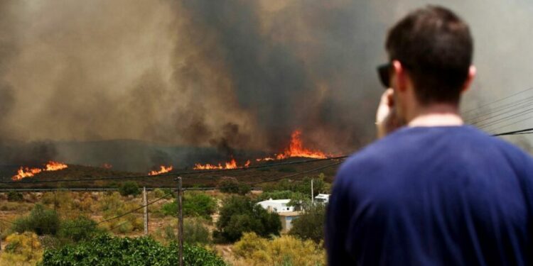 Incendios desbordan España y Francia: miles evacuados