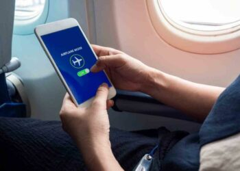 ¿Qué pasa realmente si no activas el modo avión del celular cuando vuelas?