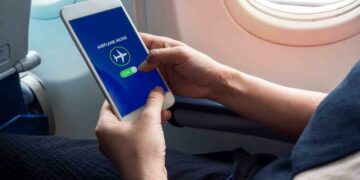 ¿Qué pasa realmente si no activas el modo avión del celular cuando vuelas?