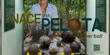 El juego de pelota olmeca llega al Metro: Exhiben réplicas en el Zócalo