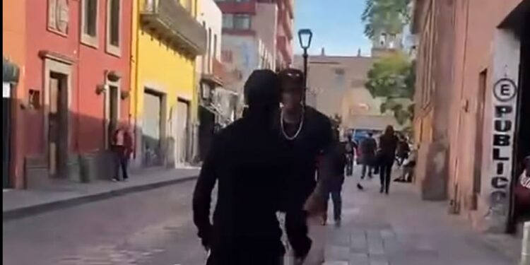VIDEO | Riña en el Centro Histórico deja un joven lesionado con arma blanca