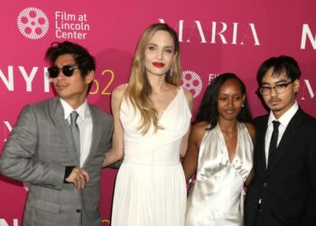 Hijos mayores de Angelina Jolie están a un paso de borrar el apellido de su padre; así reaccionó Brad Pitt