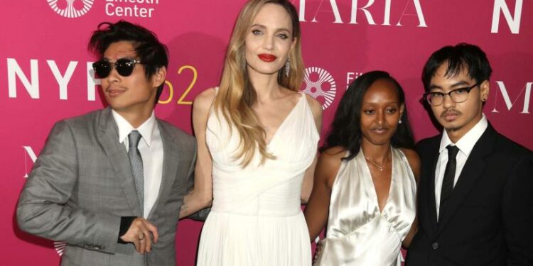 Hijos mayores de Angelina Jolie están a un paso de borrar el apellido de su padre; así reaccionó Brad Pitt