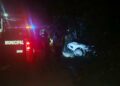 Taxi cae a desnivel tras choque; conductor huye