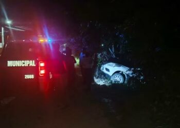 Taxi cae a desnivel tras choque; conductor huye