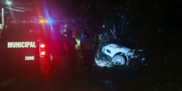Taxi cae a desnivel tras choque; conductor huye