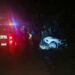 Taxi cae a desnivel tras choque; conductor huye