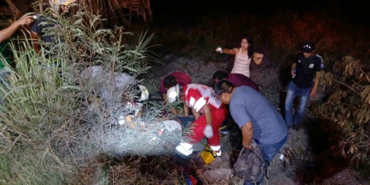 Motociclista cae a desnivel y resulta lesionado en la carretera Valles-Naranjo