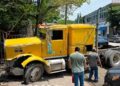 Tráiler se queda sin frenos y choca contra una propiedad