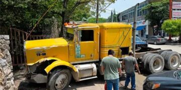 Tráiler se queda sin frenos y choca contra una propiedad