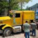 Tráiler se queda sin frenos y choca contra una propiedad