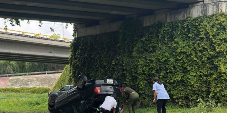 Volcadura en el río Santiago deja dos personas lesionadas