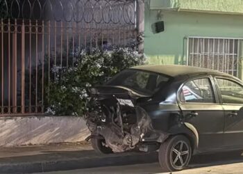 Conductor choca auto estacionado y huye en la avenida Muñoz