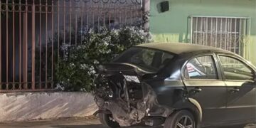 Conductor choca auto estacionado y huye en la avenida Muñoz