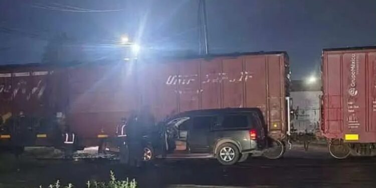 Camioneta intenta ganarle el paso al tren y termina arrastrada en Soledad