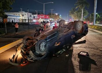 Conductor vuelca tras chocar contra paradero de Red Metro en Ciudad Valles