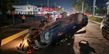 Conductor vuelca tras chocar contra paradero de Red Metro en Ciudad Valles