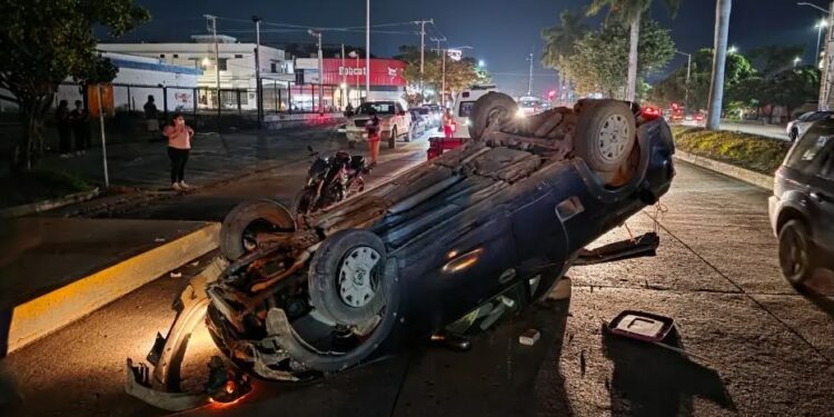 Conductor vuelca tras chocar contra paradero de Red Metro en Ciudad Valles