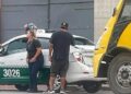 Camión urbano choca por alcance a taxi en la avenida Universidad