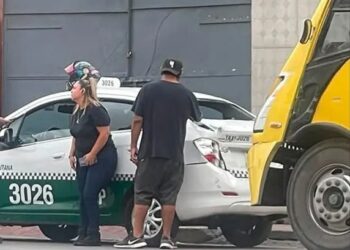Camión urbano choca por alcance a taxi en la avenida Universidad