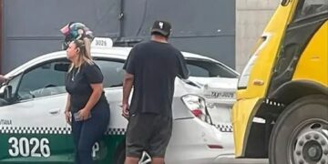 Camión urbano choca por alcance a taxi en la avenida Universidad