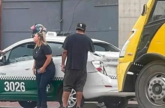 Camión urbano choca por alcance a taxi en la avenida Universidad