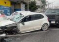 Vuelca automóvil tras chocar contra muro en la carretera a Rioverde