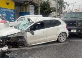 Vuelca automóvil tras chocar contra muro en la carretera a Rioverde