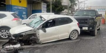 Vuelca automóvil tras chocar contra muro en la carretera a Rioverde