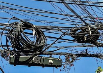 Impulsan retiro de cableado obsoleto en el corazón de la capital