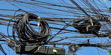 Impulsan retiro de cableado obsoleto en el corazón de la capital