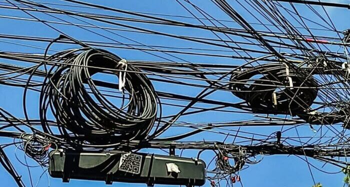 Impulsan retiro de cableado obsoleto en el corazón de la capital