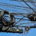 Impulsan retiro de cableado obsoleto en el corazón de la capital