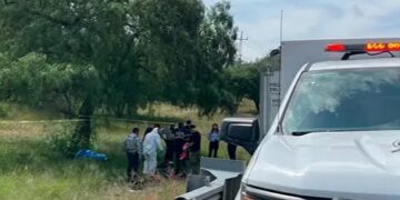 Vuelca camioneta en la carretera 57; tres personas mueren y cuatro resultan lesionadas