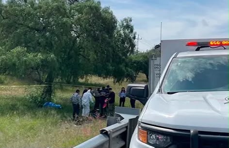 Vuelca camioneta en la carretera 57; tres personas mueren y cuatro resultan lesionadas