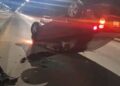 Vuelca auto en la avenida Salk