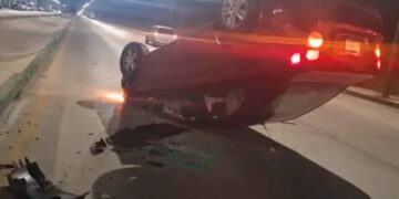 Vuelca auto en la avenida Salk