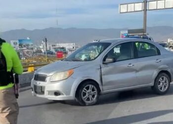 Choca contra muro de contención en el distribuidor Benito Juárez