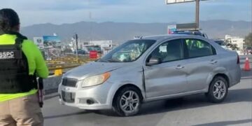 Choca contra muro de contención en el distribuidor Benito Juárez