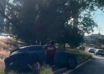 Automovilista cae a desnivel al intentar evitar un choque en Salvador Nava
