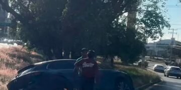 Automovilista cae a desnivel al intentar evitar un choque en Salvador Nava