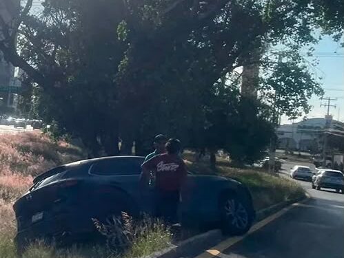 Automovilista cae a desnivel al intentar evitar un choque en Salvador Nava