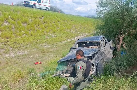 Muere conductor tras volcadura en la autopista Rioverde-San Luis