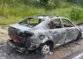 Vehículo se incendia en Tamasopo; ocupantes salen ilesos