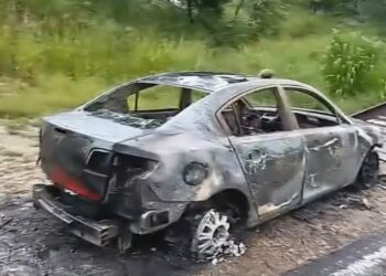 Vehículo se incendia en Tamasopo; ocupantes salen ilesos