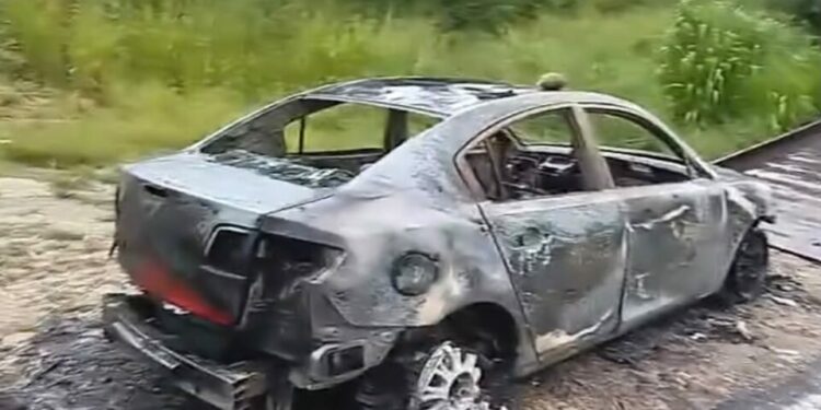 Vehículo se incendia en Tamasopo; ocupantes salen ilesos
