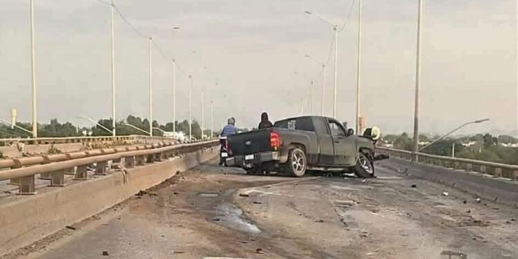 Camioneta choca contra muro de contención en Circuito Potosí