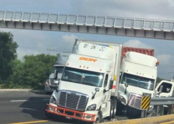 Choque entre tráileres provoca movilización en la carretera 57