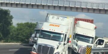 Choque entre tráileres provoca movilización en la carretera 57